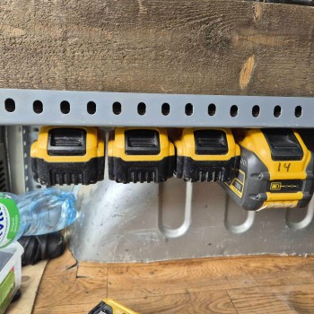 DeWALT baterijų laikiklis